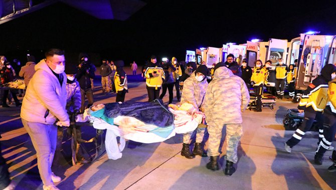 Adıyaman'da enkazdan çıkarılan 46 yaralı tedavileri için İzmir'e getirildi