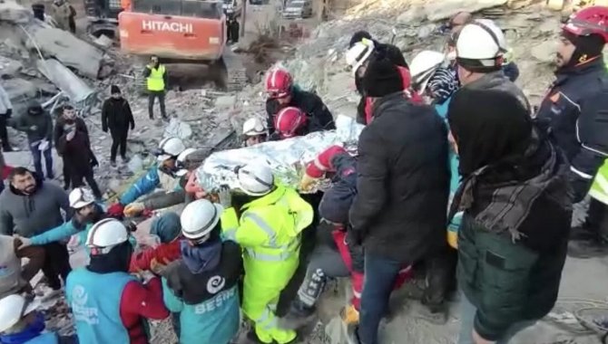Adıyaman'da enkazdan çıkarılan yaralılar ambulans helikopterle hastaneye ulaştırıldı