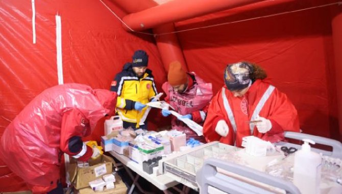 Adıyaman'da kurulan sahra hastanesinde dört depremzede kadın doğum yaptı