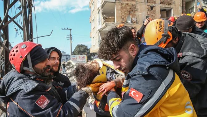 Hatay'da 7 yaşındaki çocuk, depremin 136. saatinde enkazdan kurtarıldı