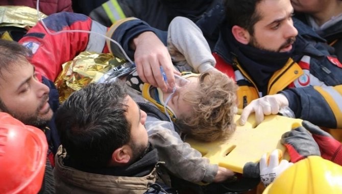 Isparta AFAD ekibi depremden 6 gün sonra bir çocuğu kurtardı