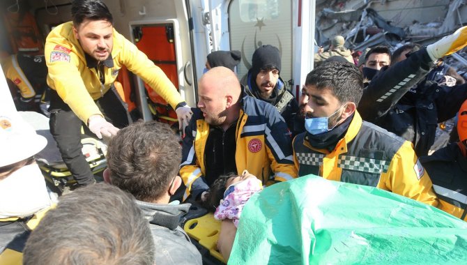 İstanbul'dan deprem bölgesine 548 hekim, 1449 sağlık personeli gönderildi