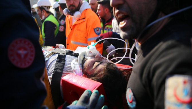 Enkazda 132 saat kalan radyoloji teknisyeni, babasının bile umudu kestiği anda kurtarıldı