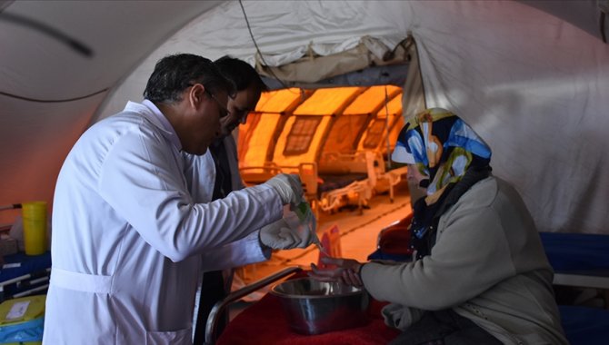 İran, Adıyaman'da kurduğu sahra hastanesinde depremzedelere hizmet vermeye başladı