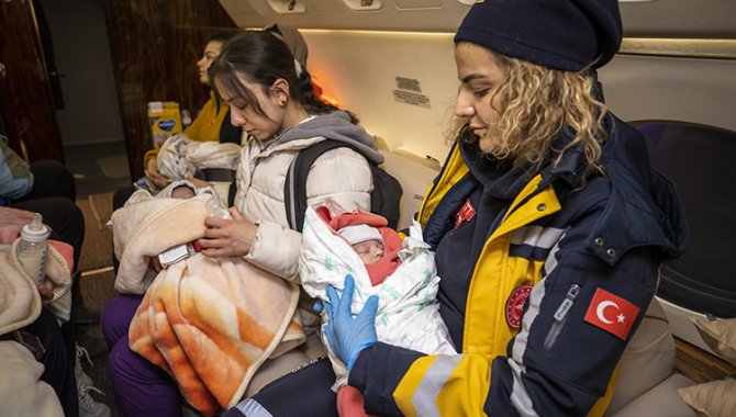 Depremzede 15 bebek daha Cumhurbaşkanlığına ait uçakla Ankara'ya getirildi