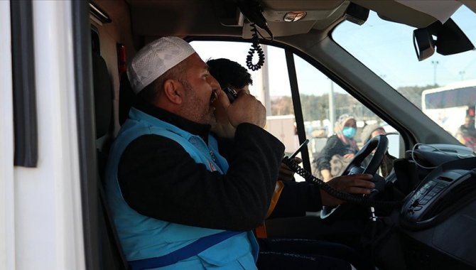 Deprem bölgesinde imamlar ezanı ambulanslardan okuyor