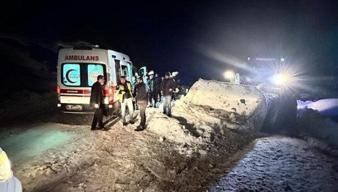 Batman'da yolu kapanan köydeki hastaya ekiplerin 14 saatlik çabasıyla ulaşıldı