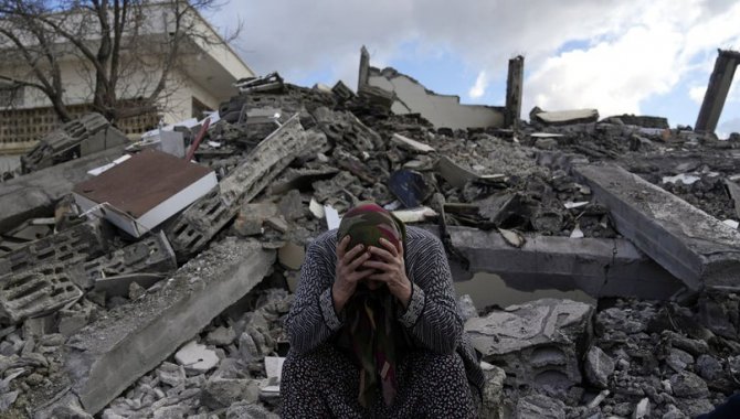 Lübnan Suriye'deki deprem bölgesine sağlık ekibi ve tıbbi yardım malzemesi gönderdi