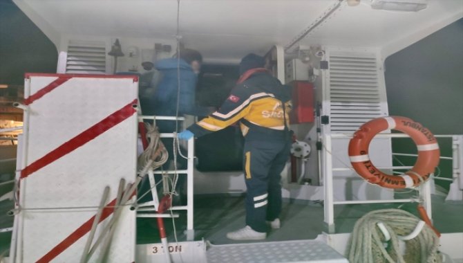 KEGM ekipleri Çanakkale Boğazı'nda gemide hastalanan personeli tahliye etti