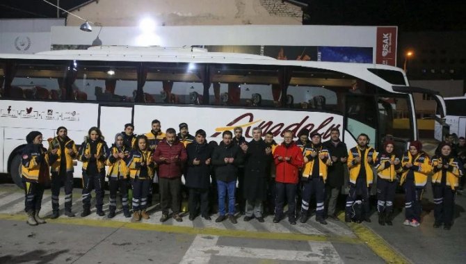 Uşak'tan gönüllü 24 sağlık çalışanı dualarla Hatay'a uğurlandı
