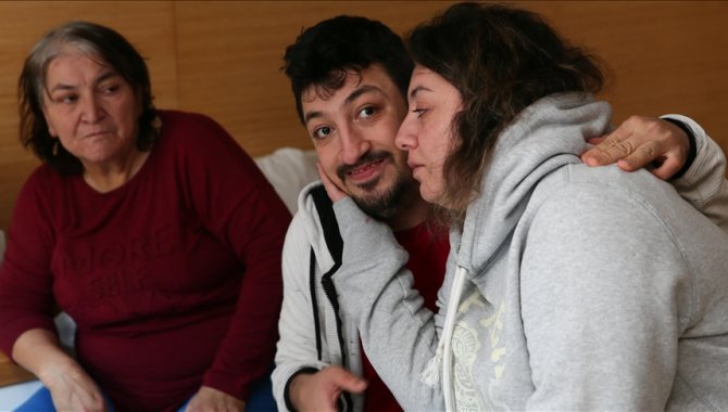 Depremzede Dilan Güzel, otizmli kardeşi ve görme engelli akrabalarına kol kanat geriyor