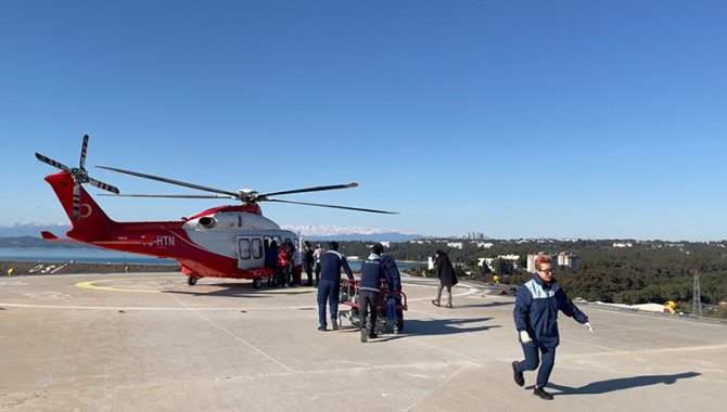 Zamanla yarışan ekipler, yüzlerce yaralıyı helikopterlerle Adana Şehir Hastanesine ulaştırdı