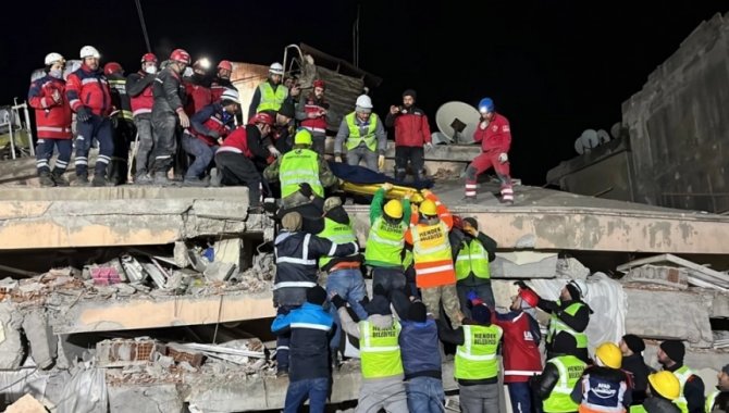 Enkazdan 2 kişiyi sağ kurtaran Edirne Mahalle Afet Gönüllüleri kente döndü