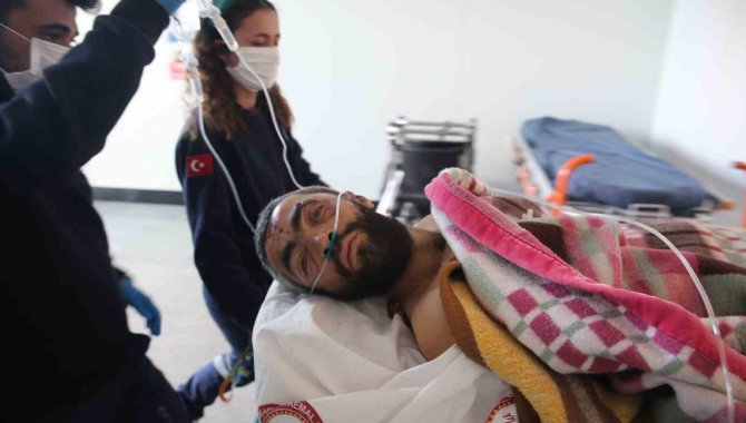 278 Saat Sonra Enkazdan Sağ Çıkarılan Hakan Yasinoğlu, Mersin’e Getirildi