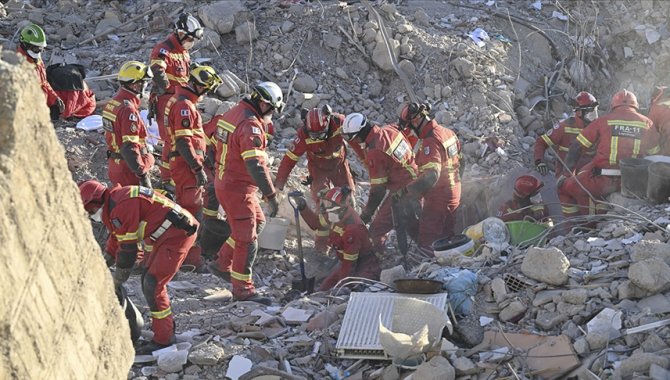 Fransa, 64 kişilik arama kurtarma ekibiyle Kahramanmaraş'ta depremzedelerin yardımına koşuyor