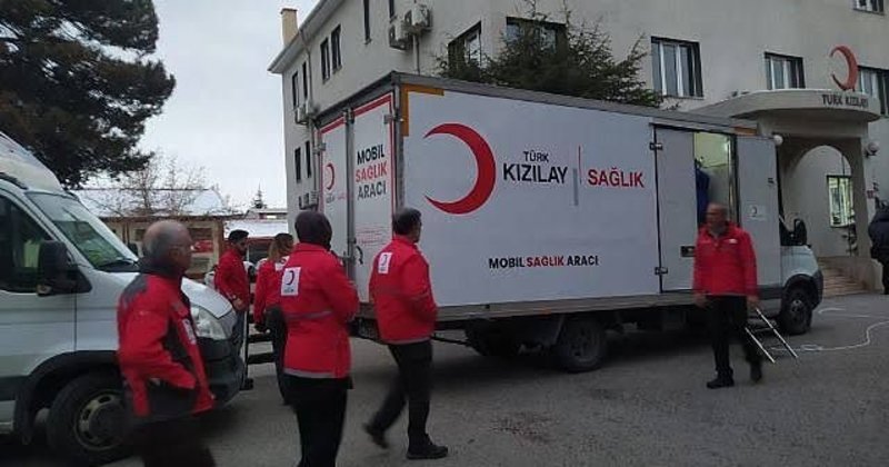 Türk Kızılay mobil sağlık aracıyla depremzedelere sağlık hizmeti veriyor