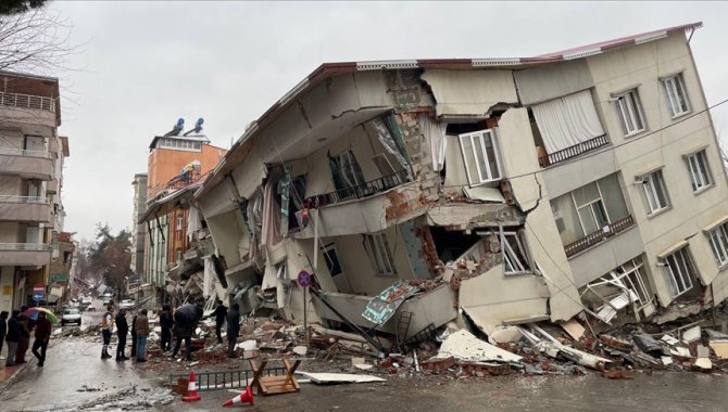 Depremde yatalak annesini kurtarmaya çalışırken bacakları kırılan depremzedenin tedavisi sürüyor