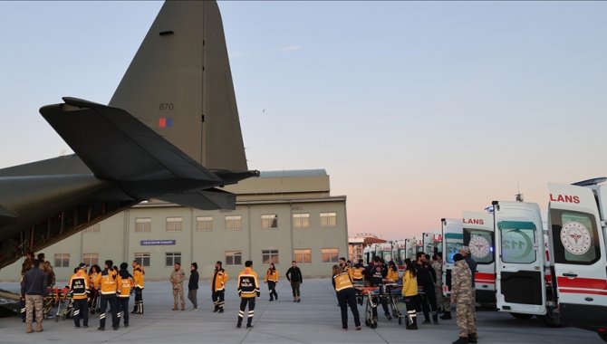 Deprem bölgesinden 10 yaralı, uçakla İstanbul'a getirildi
