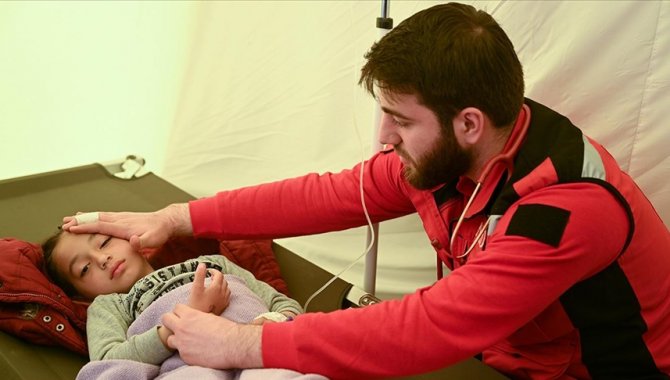 Gönüllü doktor ve hemşireler Kırıkhanlı depremzedelere birinci basamak sağlık hizmeti veriyor