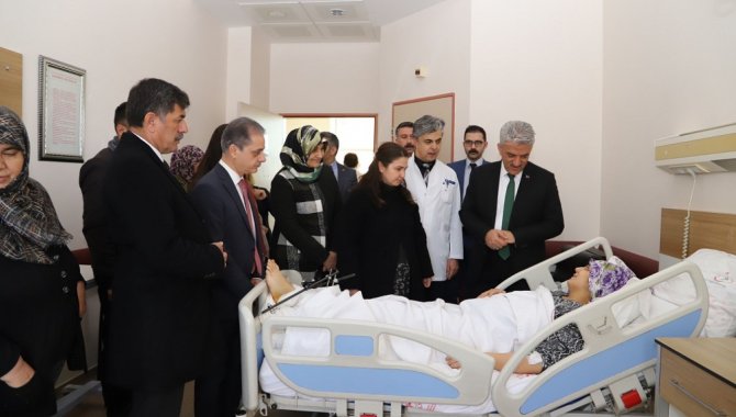 Erzincan Belediye Başkanı Aksun, tedavi gören depremzedeleri ziyaret etti