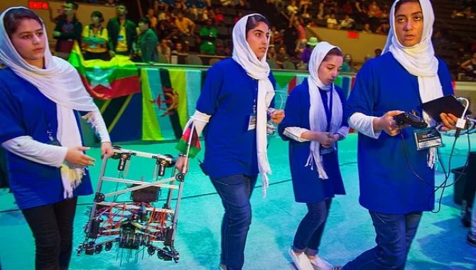 "Afganistan Robotik Kızlar Ekibi" topladıkları yardımları deprem bölgesine gönderdi