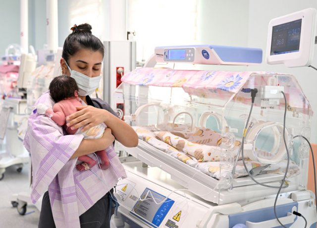 Hatay'daki sağlık çalışanları yeni doğan bebeklerle teselli buluyor