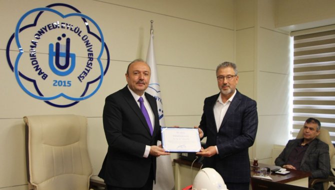 BANÜ Rektörü Prof. Dr. Özdemir, Hatay'dan dönen arama kurtarma ekibini kabul etti