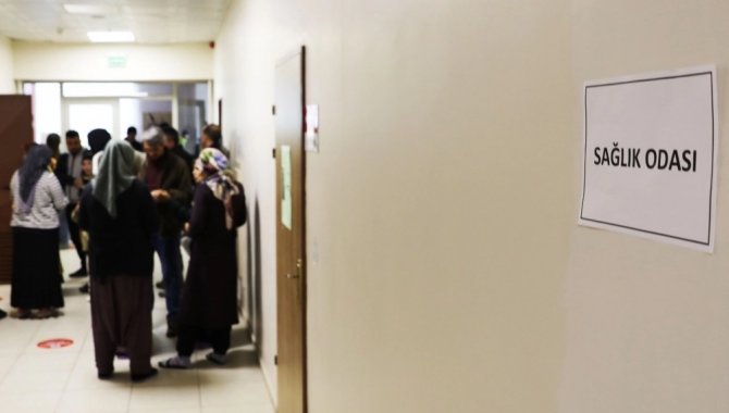 Rahatsızlığı olan depremzedeler Samsun'da kaldıkları yurtlarda muayene ediliyor