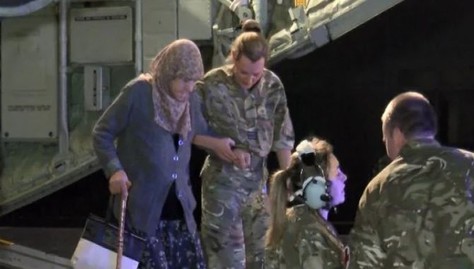 Depremlerde yaralanan 3 kişi Adana'dan İngiliz askeri kargo uçağıyla İstanbul'a getirildi