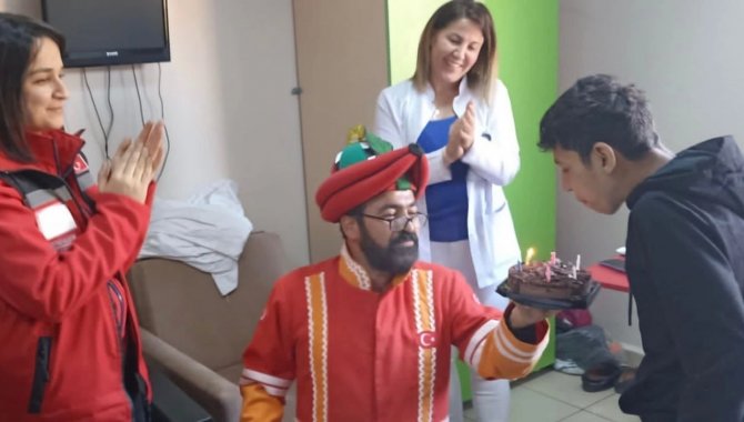 Adıyaman'da depremde yaralanan çocuğun doğum günü Diyarbakır'da hastanede kutlandı