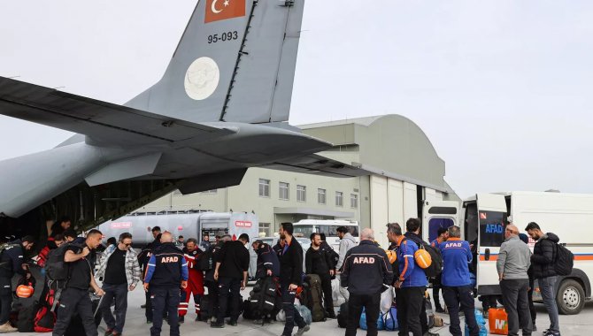 Deprem bölgesinde görev yapan AFAD ve sağlık ekipleri askeri uçakla İstanbul'a getirildi