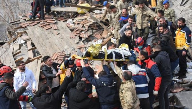 Malatya'da depremde yıkılan binanın enkazından bir kişi sağ kurtarıldı
