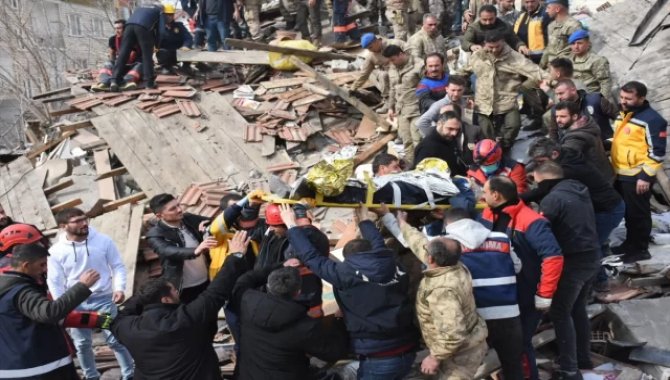 Malatya'da 5,6 büyüklüğündeki depremde yıkılan binalarda arama kurtarma çalışması başlatıldı