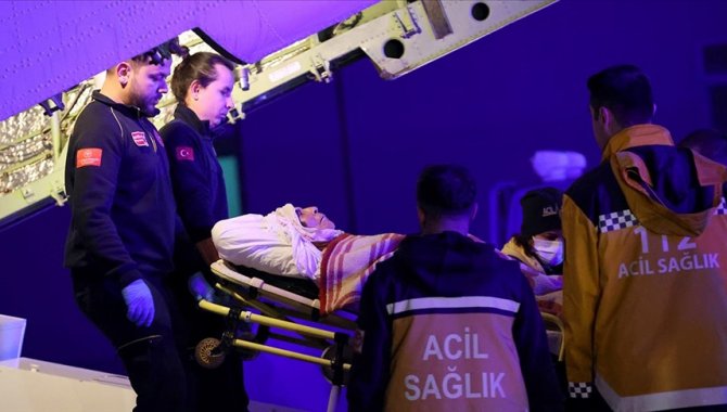 Deprem bölgelerinden İstanbul'a getirilen 1165 yaralının tedavisi sürüyor
