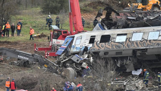 Yunanistan'daki tren kazasında arama kurtarma çalışmaları sürüyor