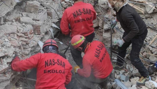 Van depremini yaşayan sağlıkçılar Adıyaman'da enkazdan 40 kişiyi kurtardı