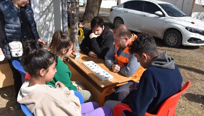 Depremzedelerin yeniden sosyal hayata katılımı için psikososyal destek veriyorlar