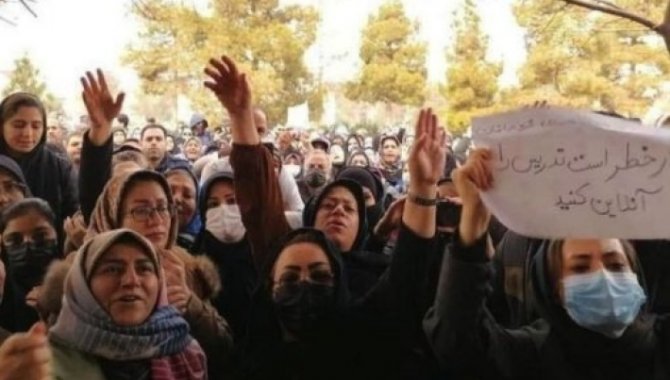 İran'da bazı veliler okullardaki zehirlenmeler nedeniyle yetkilileri protesto etti