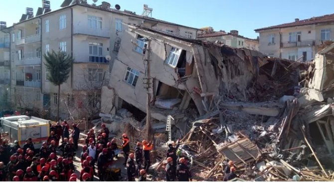 Enkazdan kurtulan sağlıkçı, depremzedelerin yaraları sarmaya çalışıyor