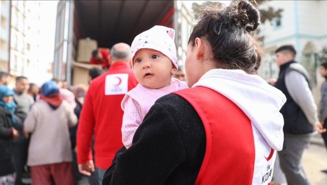 Türk Kızılayın deprem bölgesine yardımları sürüyor