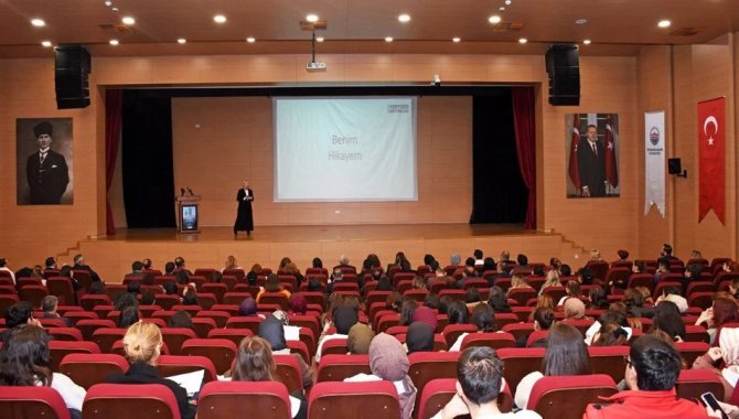 Depremi yaşayan veya bölgede gönüllü çalışan kadınlar "Depremde Kadın Olmak" panelinde konuştu