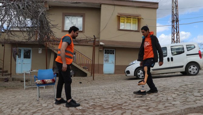 Gaziantep'te genç depremzedenin kırılan protez bacağı yenilendi