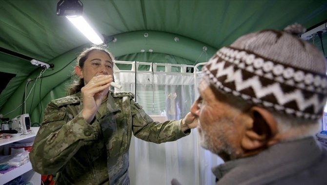 Afetzedeler Mehmetçik tarafından kurulan sahra hastanesinde tedavi oluyor