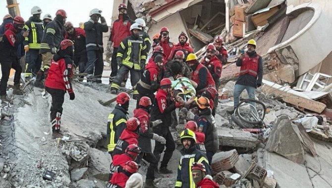 BM, Türkiye'deki depremlerde tarihinin en büyük arama kurtarma operasyonunu koordine etti