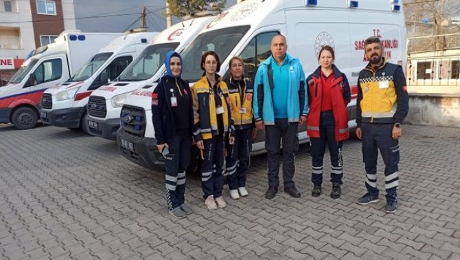 112 çalışanları ailelerini güvenli yere bırakıp depremzedelerin yardımına koştu