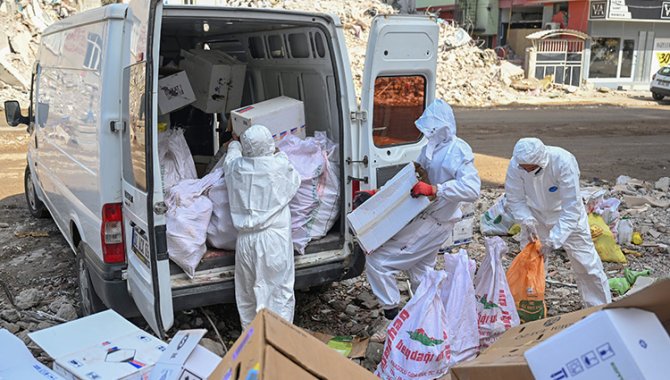 Adıyaman'da enkaz altındaki zirai ilaçlar uzman ekip tarafından çıkarılıyor