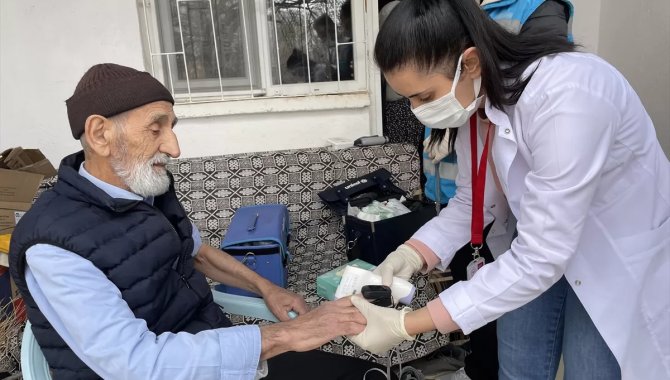 Elazığ'daki gönüllü doktor ve hemşirelerden kırsaldaki depremzedelere gezici sağlık hizmeti