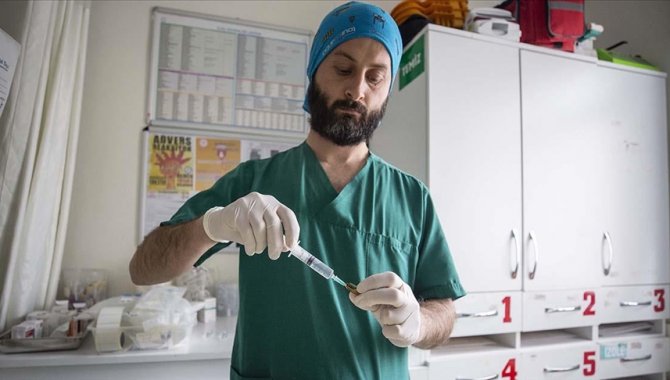 Tıp Bayramı'nı depremlerin merkez üssünde geçiren sağlıkçılar, çalışmalarını özveriyle sürdürüyor