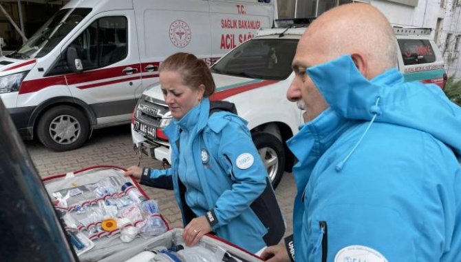 Yalovalı gönüllü sağlıkçılar afet bölgesinde yaraların sarılmasına destek oluyor