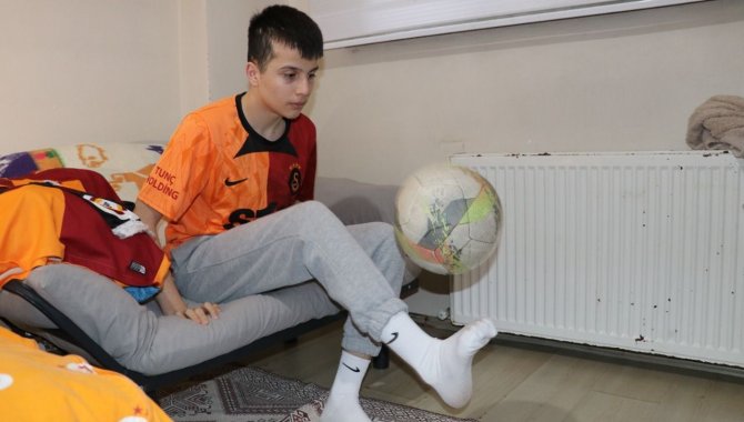 Trafik kazası nedeniyle okulundan ayrı kalan Furkan'ın bitmeyen futbol aşkı